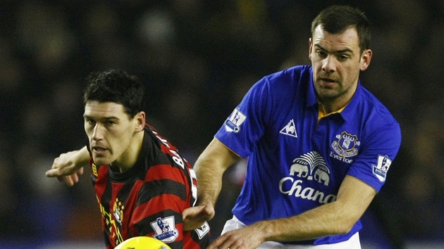 KE KOMU TEN MÍ SPADNE? Gareth Barry z Manchesteru City (vlevo) a Darron Gibson