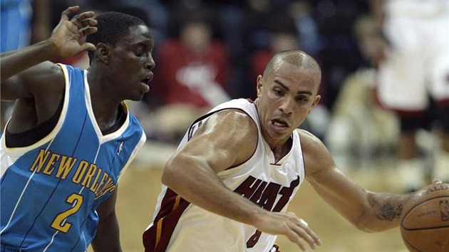 DKAZ: Carlos Arroyo (vpravo) v dresu Miami proniká pes Darrena Collisona z