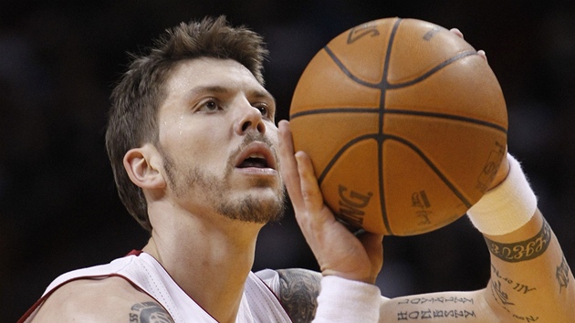 Mike Miller z Miami Heat se soustedí na trestný hod.