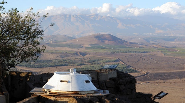 Pohled z vrcholu Mount Bental, v pozadí Mount Hermon