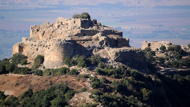 Zíceniny hradu Nimrod na svahu Golanských výin