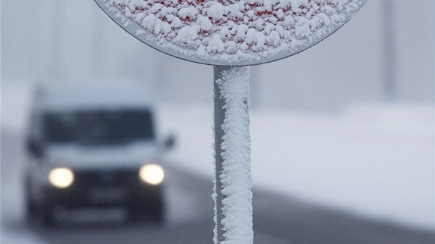 Zamrzl dopravn znaka po cest do sibisk vesnice Sliznevo (30. ledna 2012)