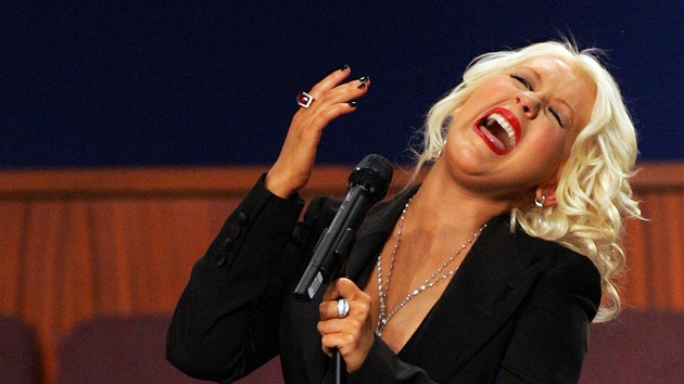 Christina Aguilera zazpívala na poh�bu zp�va�ky Etty Jamesové (28. ledna 2012).