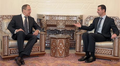 éf ruské diplomacie Sergej Lavrov (vlevo) a prezident Sýrie Baár Asad (7.