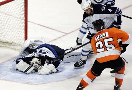 UMÍ. Ondej Pavelec proti Philadelphii zazáil (foto z pedelého vzájemného utkání).