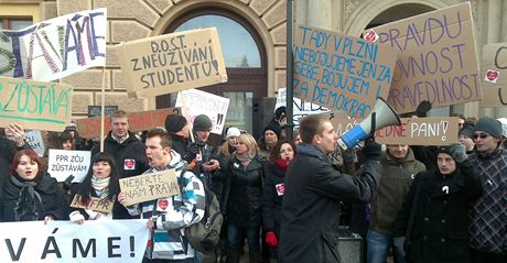 Úastníci demonstrace student proti odebrání akreditace plzeské právnické
