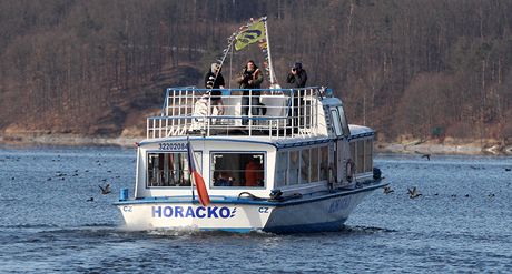 I v mrazivém poasí vyrazily na palub lodi Horácko na Daleickou pehradu dv...