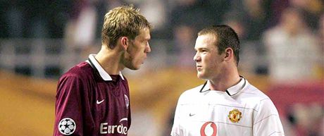 Sparan Pavel Pergl (vlevo) a Wayne Rooney z Manchesteru United pi utkání Ligy