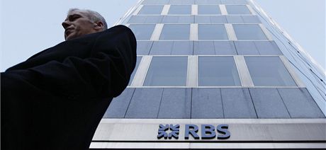 Mu prochází kolem sídla banky RBS v Londýn. (Ilustraní snímek)