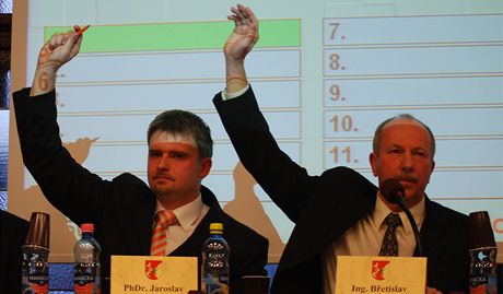 Dosavadní starosta Betislav Gelnar (vpravo) odchází, vedle hlasuje nový