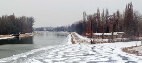 Soutok Labe s Chrudimkou v Pardubicích 7. ledna 2012. Voda z Chrudimky vpravo