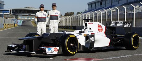 Kamuj Kobajai (vlevo) a Sergio Pérez pi pedstavení nového monopostu Sauberu,
