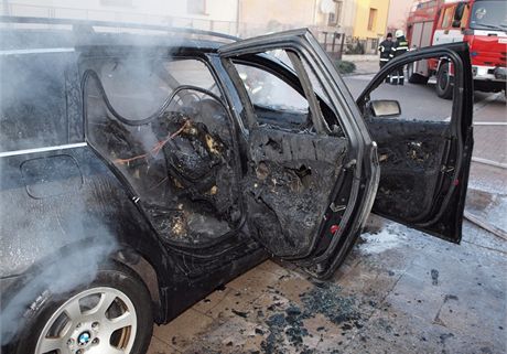 Automobil znaky BMW shoel ve stedu rno v hradeck ulici Zahrdksk.