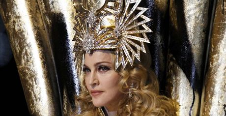 Madonna pi vystoupen o pestvce Super Bowlu jako krlovna popu s korunou. 