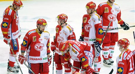 BEZ PLAY-OFF. Hokejisté Slavie budou hrát o udrení v extralize, poprvé pod trenérem Vladimírem Rikou budou chybt v boji o titul.