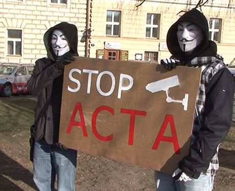Lidé odmítají mezinárodní dohodu ACTA. Ilustraní snímek