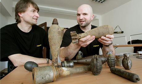 Pro policejní pyrotechniky je setkání se starými granáty rutinou, pracovníka sbrny vak granát mezi elezným rotem pekvapil. Ilustraní snímek