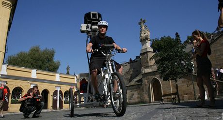 Tíkolka pro StreetView vyráí na praskou Kampu.