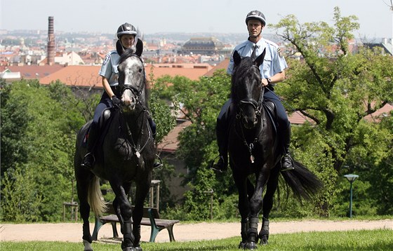 Strážníci městské policie na koních hlídkují na Petříně.