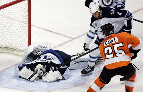 UMÍ. Ondej Pavelec proti Philadelphii zazáil (foto z pedelého vzájemného utkání).