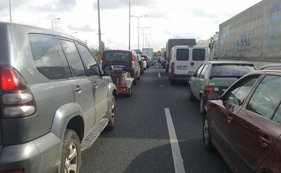 Nehoda a odstavené auto komplikují dopravu na Jiní spojce. Ilustraní foto