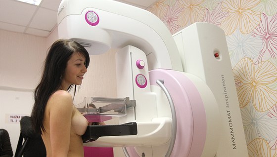 Devatenáctiletá studentka Beáta na mamografickém vyšetření na novém digitálním