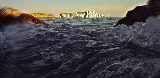 Vrak lodi Costa Concordia u ostrova Giglio (5. února 2012)