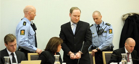 Anders Behring Breivik u soudu, který rozhoduje o prodlouení jeho vazby. (6.