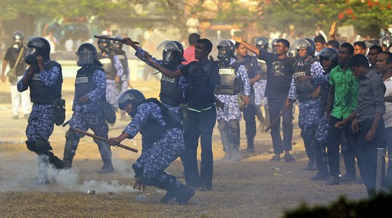 Nepokoje v maledivském  hlavním mst Malé. Na snímku házejí policisté slzný