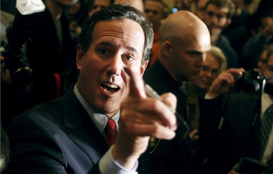 Rick Santorum mluví v davu píznivc bhem primárek ve mst St. Charles ve
