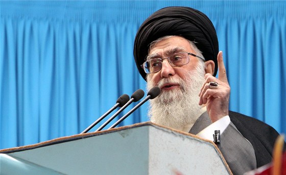 Íránský nejvyí duchovní vdce ajatolláh Alí Chameneí bhem páteních modliteb