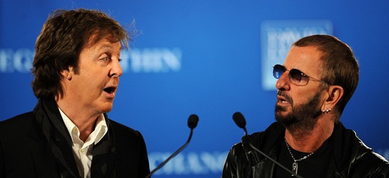 Paul McCartney (vlevo) a Ringo Starr na archivním snímku z roku 2009.