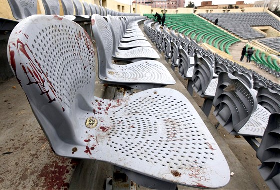 Zkrvavené sedadlo v hlediti fotbalového stadionu v egyptském Port Saídu (2. února 2012)