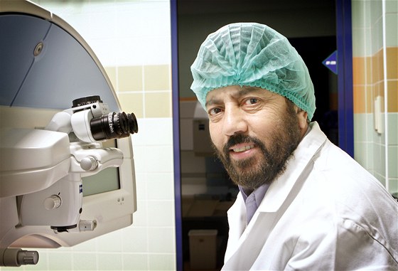 Pákistánský oní chirurg Niaz Ali