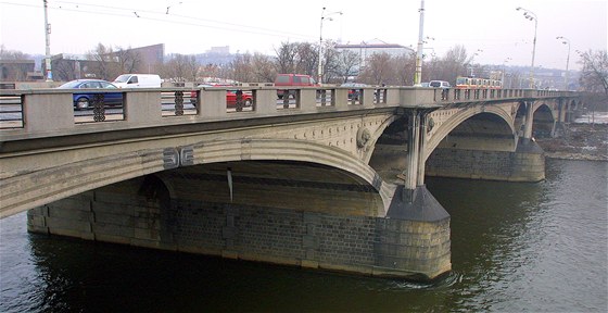 ena skoila do Vltavy z Hlávkova mostu.