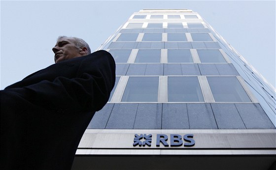Muž prochází kolem sídla banky RBS v Londýně. (Ilustrační snímek)