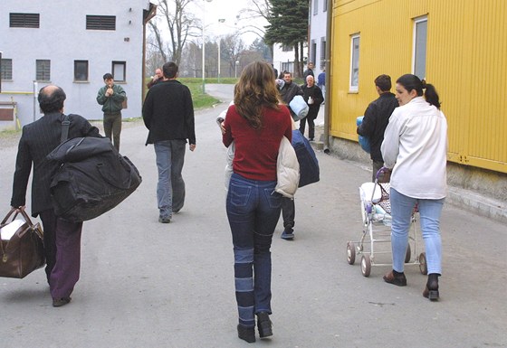 Jak dokládá fotografie z roku 2003, areál ve Vyních Lhotách slouil jako