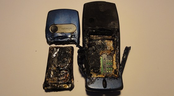Mobilní telefon Josefa Lepera po explozi baterie.