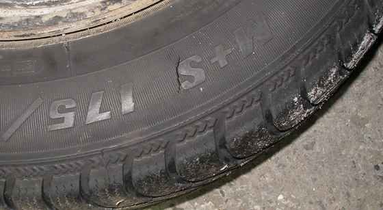 Majitel automobilu vyíslil kodu za dv proízlé pneumatiky na sedm tisíc korun. (ilustraní snímek)