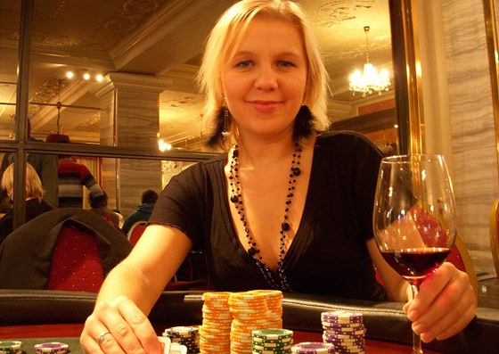 Pro bych nezvládla základy pokeru i já, blondýna?