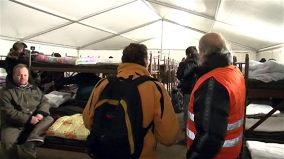 Už dvě mrazivé noci mohli pražští bezdomovci přečkat ve vytápěném stanu na Rohanském ostrově.