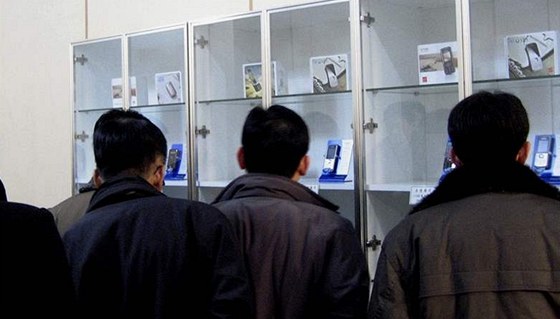Mobilní telefony jsou v Severní Koreji povoleny od roku 2008. Ilustraní snímek.