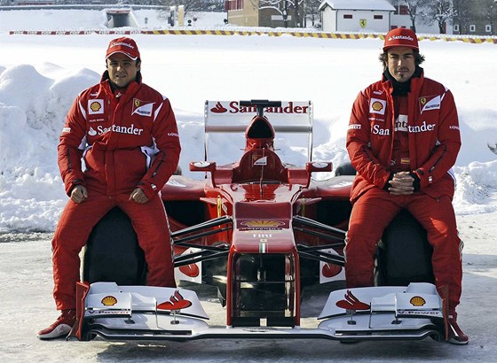 NA SNHU. Felipe Massa (vlevo) je nedílnou souástí týmu Ferrari. Pi pedstavení nového monopostu byl vak jako jezdec moná naposledy.
