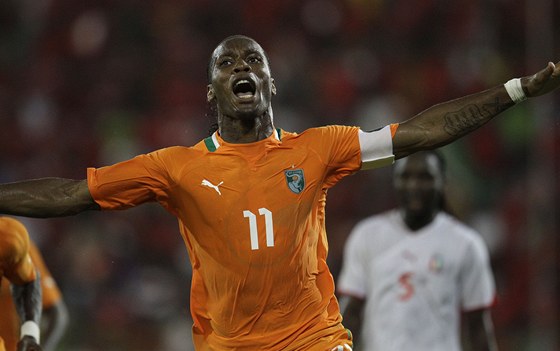 Didier Drogba se raduje z gólu do branky Rovníkové Guineji. Jak se mu povede ve finále proti Zambii?