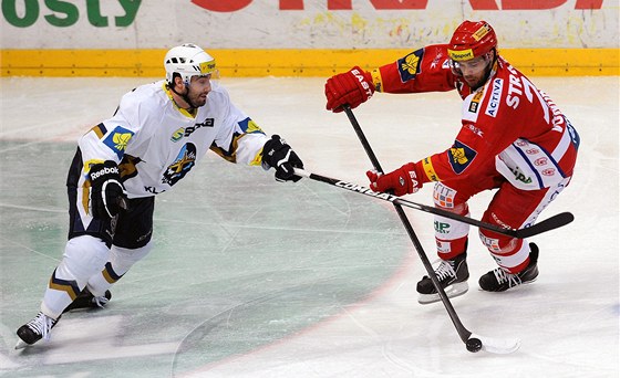 Michal Vondrka (vpravo) zamíil do KHL, Slavia pila o dalího tahouna. Dokáe bez nj postupit do play-off?