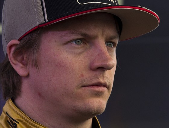 Kimi Räikkönen pi pedstavení vozu Lotus sezony 2012.