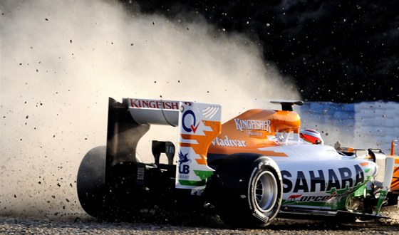 Francouz Bianchi s vozem Force India naráí do pneumatikové bariéry pi testech