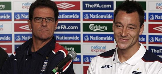 Fabio Capello (vlevo) rezignoval na funkci koue anglické fotbalové reprezentace. Nesouhlasil s tím, e John Terry (vpravo) piel o kapitánskou pásku.