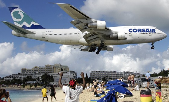 Blízké setkání. Pistání Boeingu 747-300 na karibském ostrov Svatého Martina