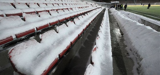 Poadatelé na Spart mli spoustu práce, aby odklidili sníh.